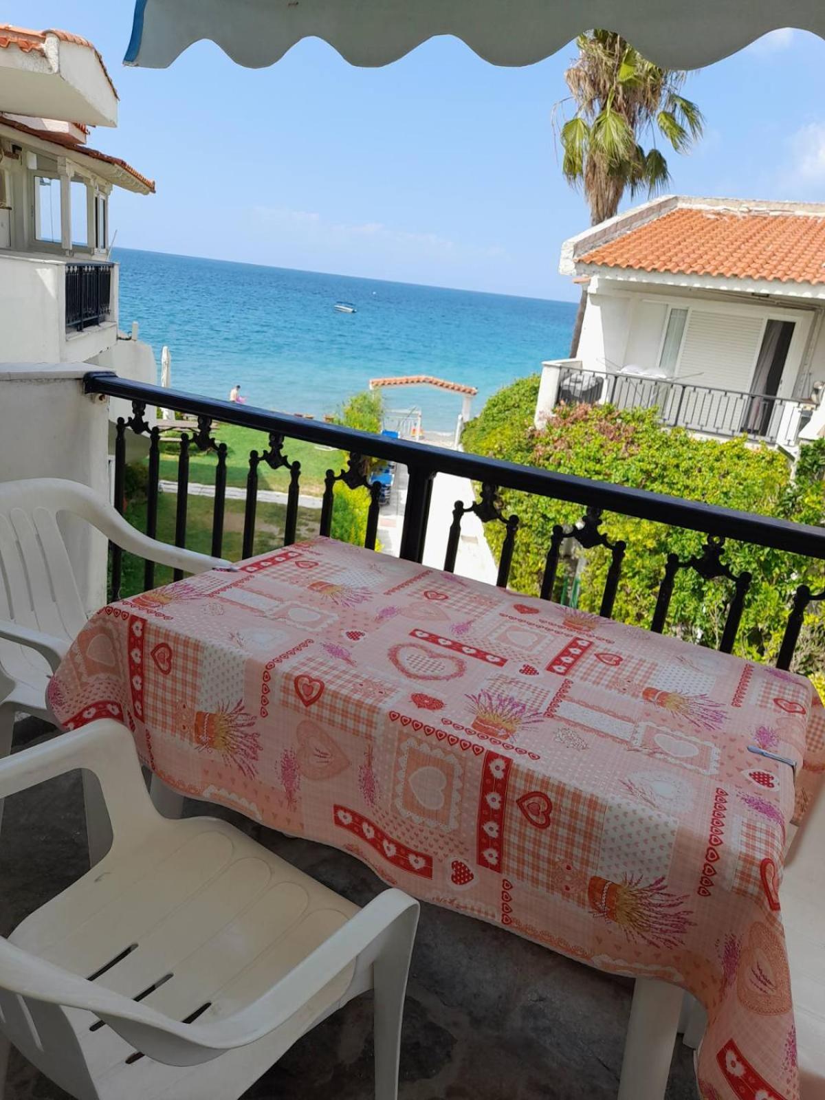Iris Seafront Apartments Fourka Exterior foto